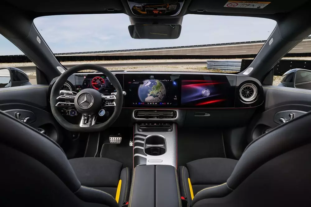 Khoang lái của Mercedes-AMG CLA45 2027