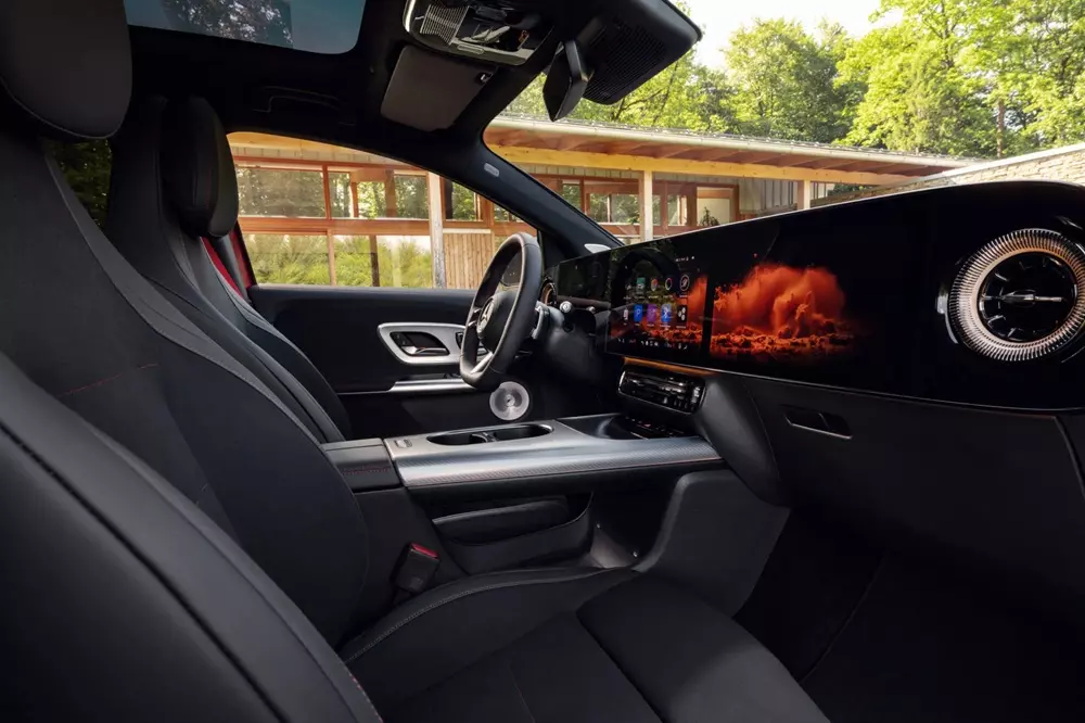 mercedes-benz-gla-2027-2-81d8 Màn hình giải trí dành cho hành khách phía trước là trang bị tùy chọn của Mercedes-Benz GLA 2027
