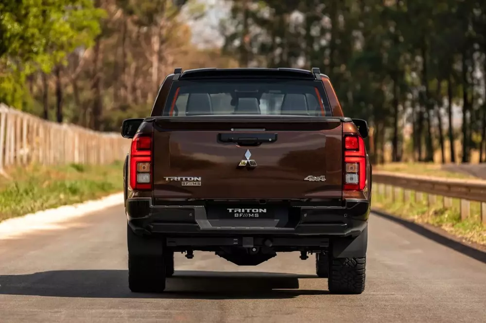 mitsubishi-triton-bfms-3-c8e3 Trên cửa thùng hàng của Mitsubishi Triton bản đặc biệt có thêm logo BF///MF mới