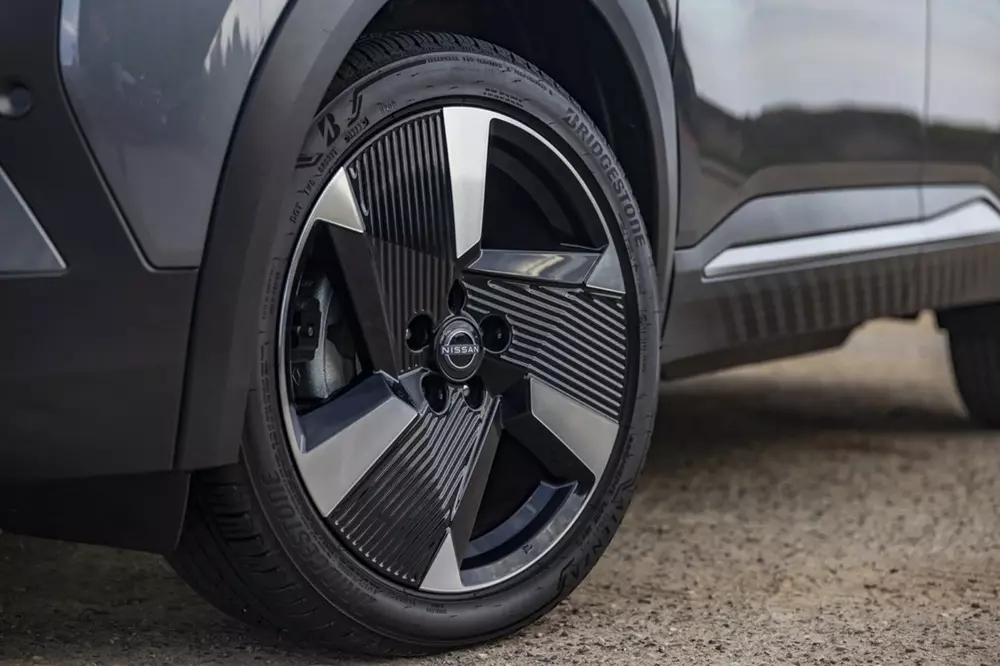Cùm phanh màu bạc của Nissan