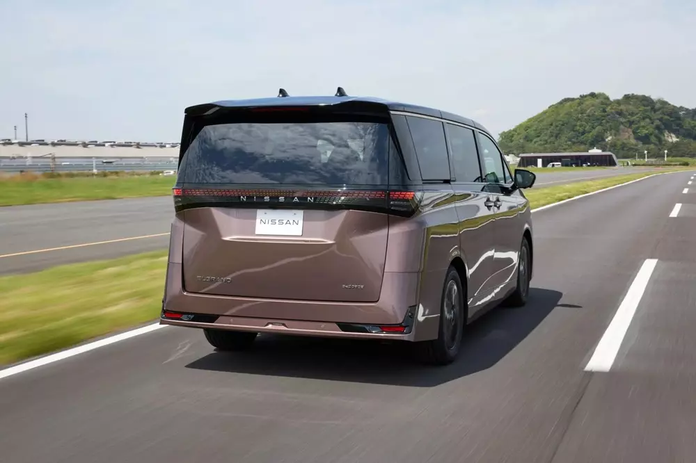 Nissan Elgrand 2027 mới có mặt tại các đại lý ở Nhật Bản