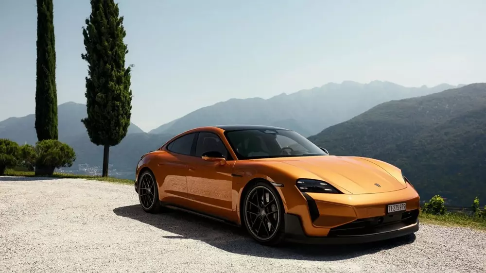 porsche-taycan-6-0cd3 Chiếc Porsche Taycan được sơn màu vàng kim cổ điển