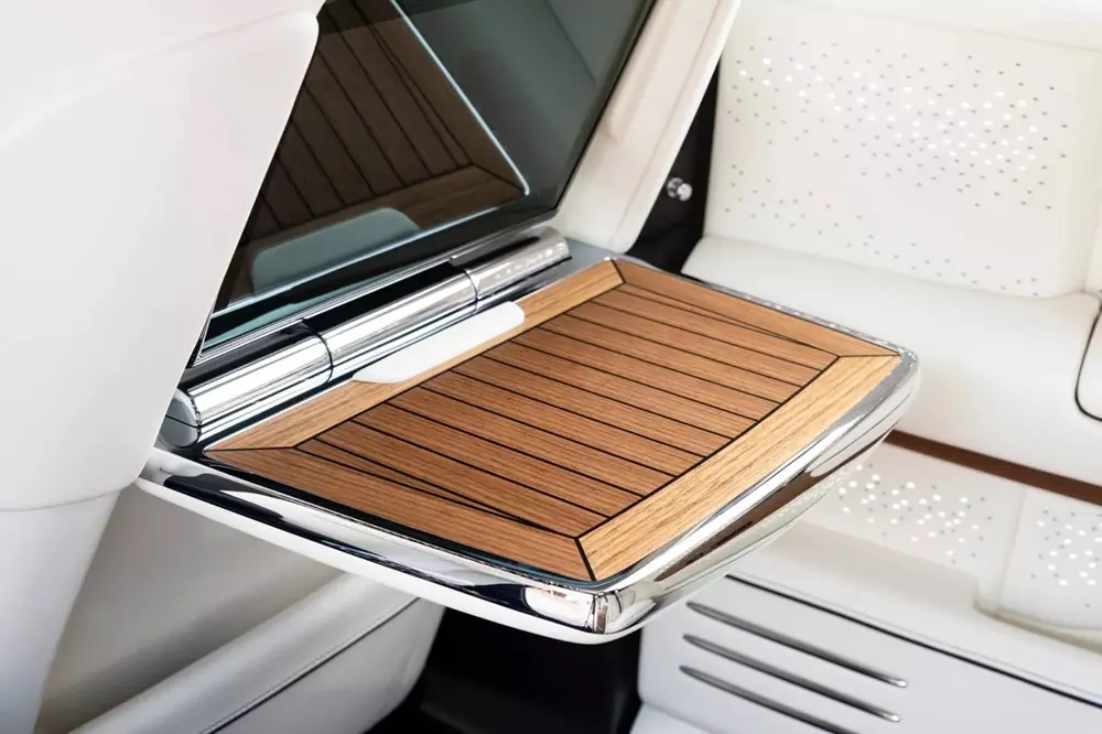 Bàn cắm trại với thiết kế như sàn du thuyền là điểm nhấn của Rolls-Royce Phantom Regatta