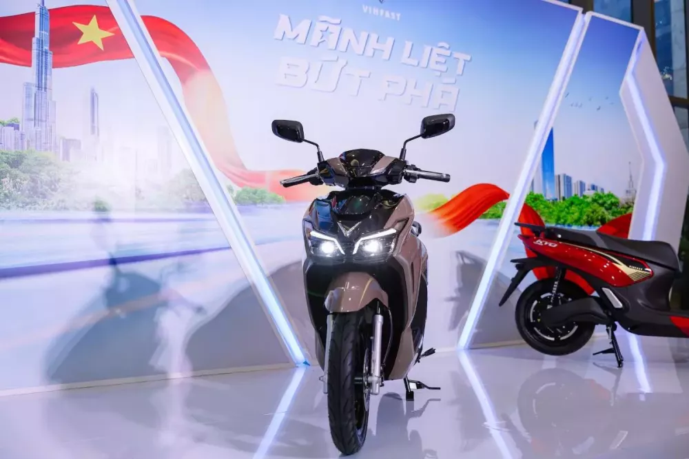VinFast ra mắt xe máy điện Kinet và Kyo: Di chuyển tối đa 160 km, hỗ trợ đổi pin, giá từ 30 triệu đồng- Ảnh 2.
