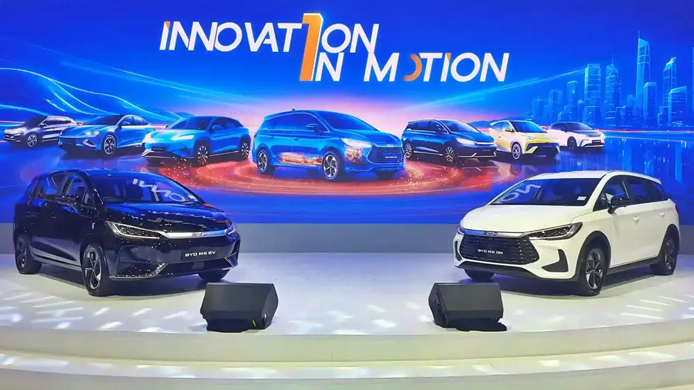 BYD M6 phiên bản EV mới với mâm 17 inch (màu đen) và DM (trắng)