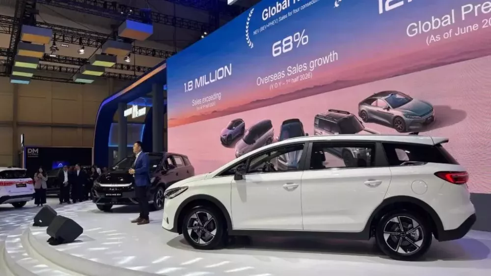 BYD M6 DM bản Cross có thiết kế mang phong cách SUV