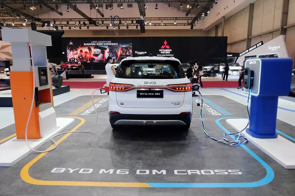 Phía sau BYD M6 DM bản Cross còn có dải đèn LED vắt ngang cửa cốp