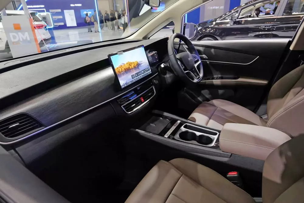 Màn hình thông tin giải trí của BYD M6 DM không còn xoay 90 độ như trước