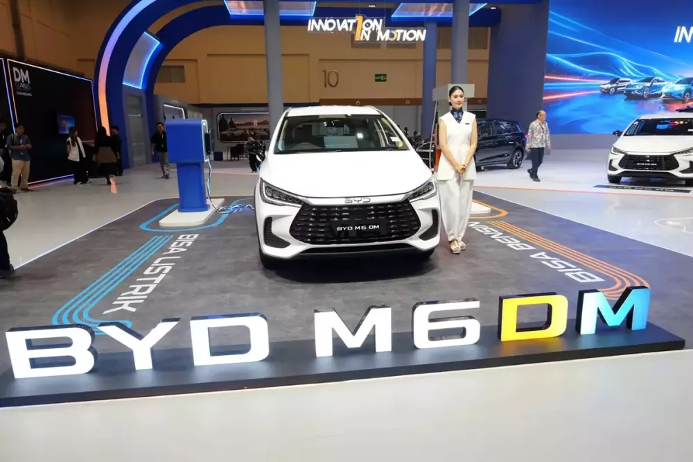 Cận cảnh BYD M6 phiên bản hybrid sạc điện mới