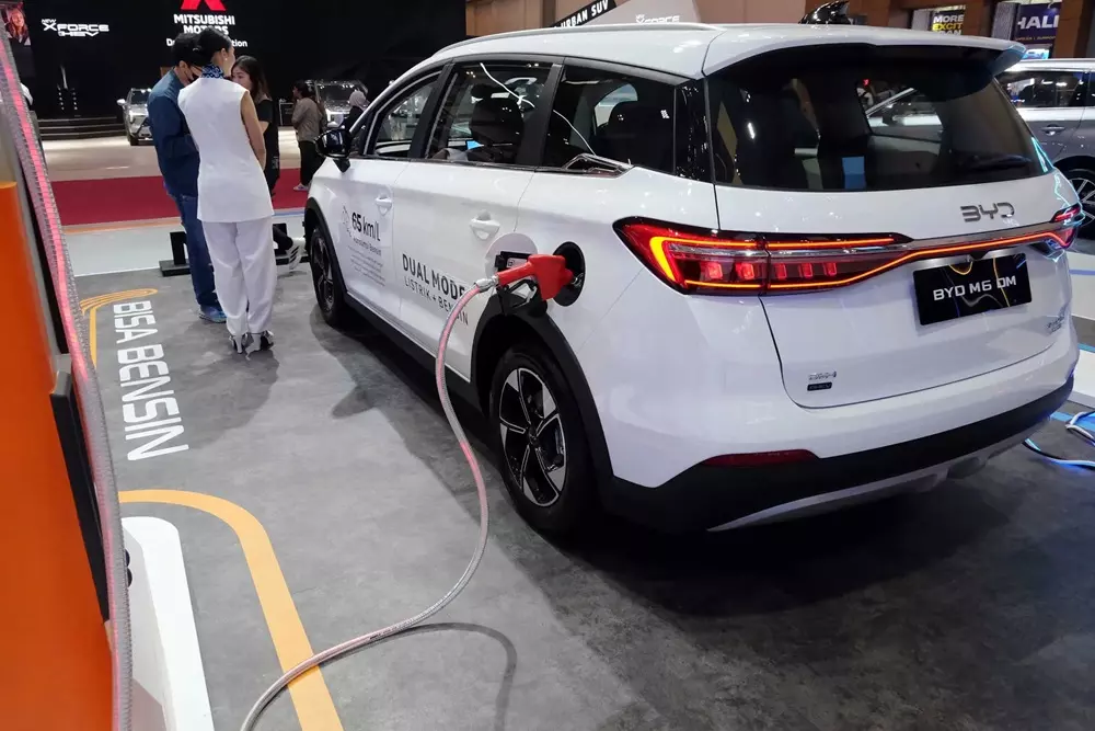 BYD M6 DM có thể chạy 110 km không tốn 1 giọt xăng