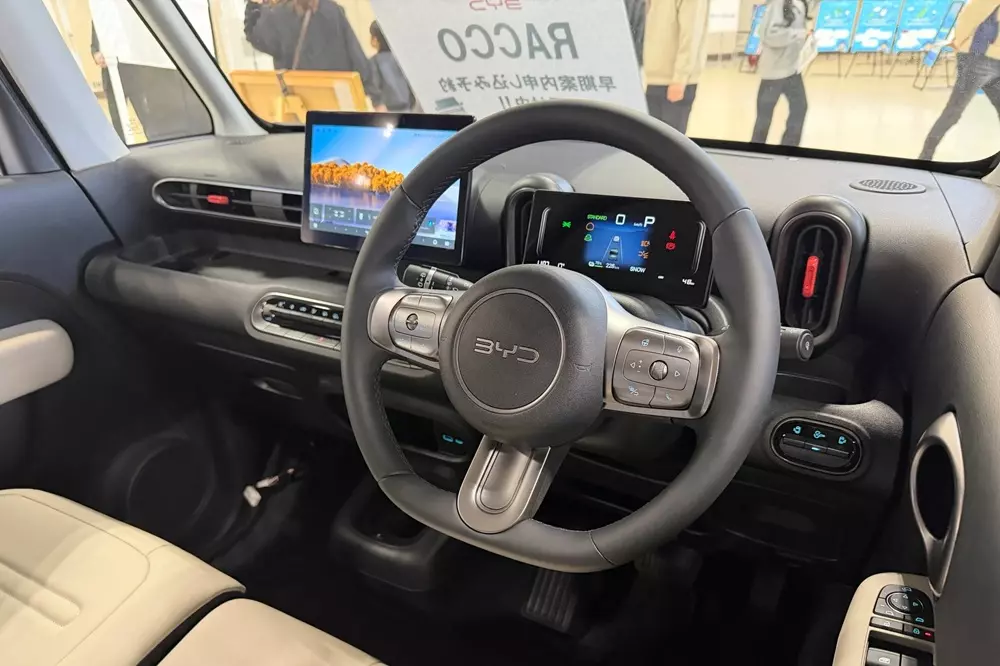 Khoang lái của BYD Racco