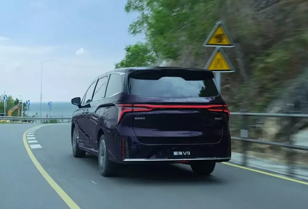 Thiết kế phía sau của Forthing V9