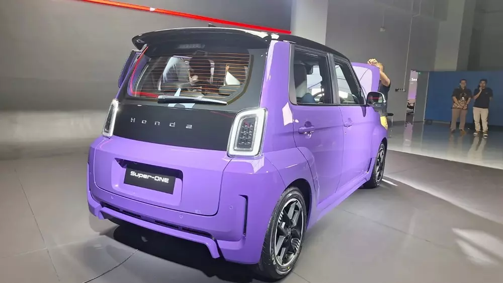 Honda Super-One sở hữu màu sơn tím ấn tượng