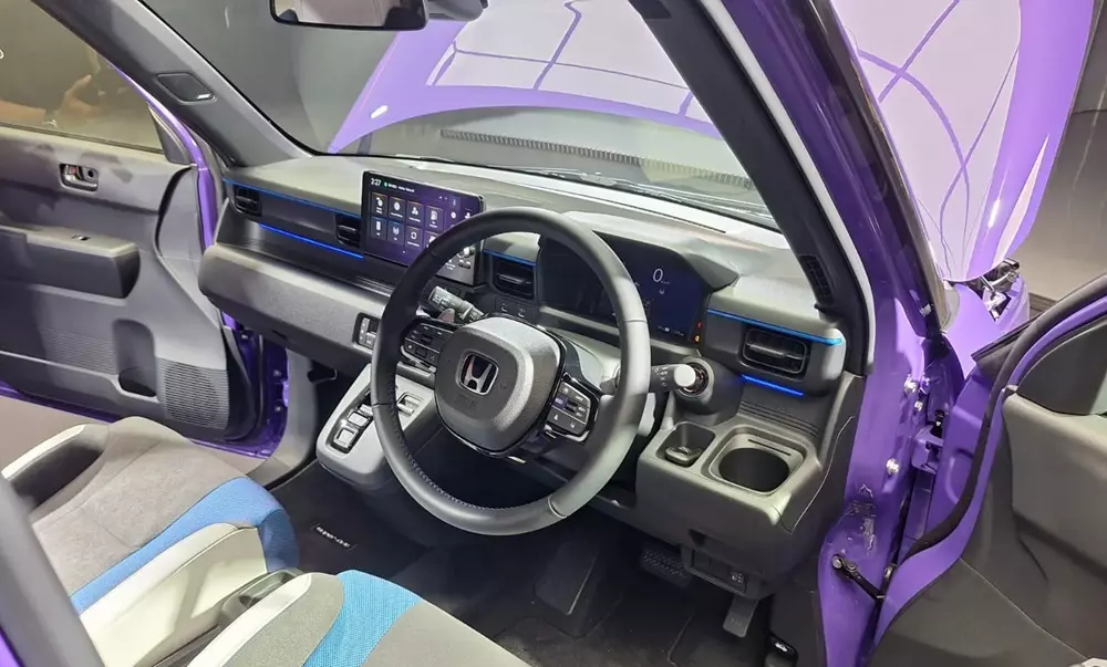 Khoang lái của Honda Super-One