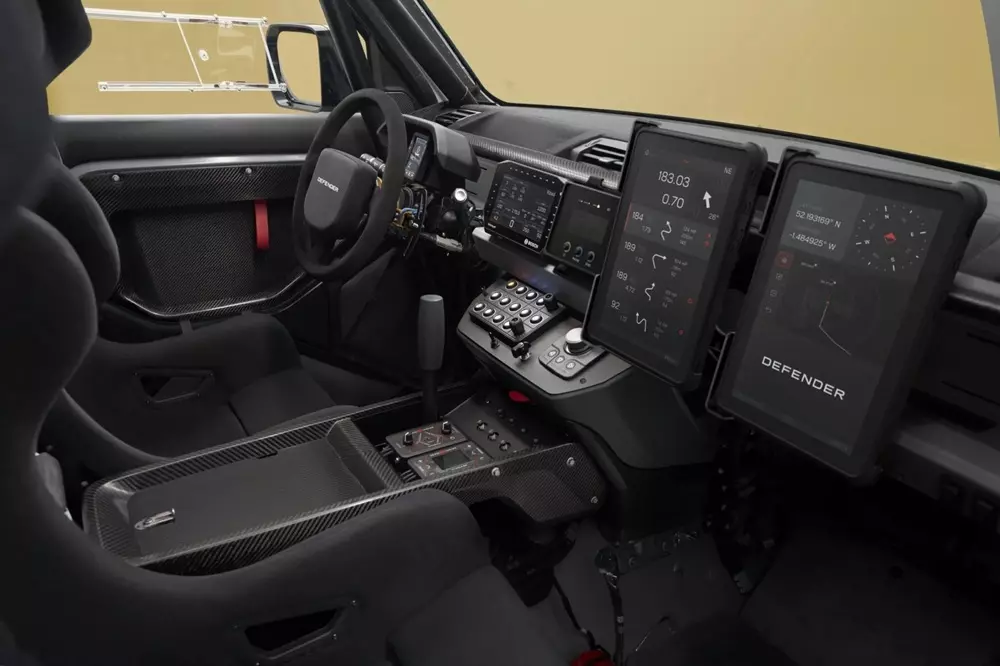 Khoang lái của Land Rover Defender Dakar