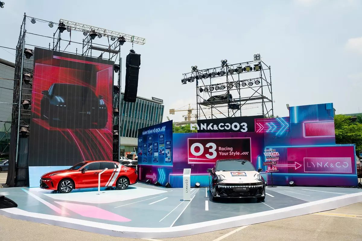 Lynk & Co 03 ra mắt Việt Nam, giá từ 739 triệu đồng, đấu Honda Civic và Mazda3 - Ảnh 1.