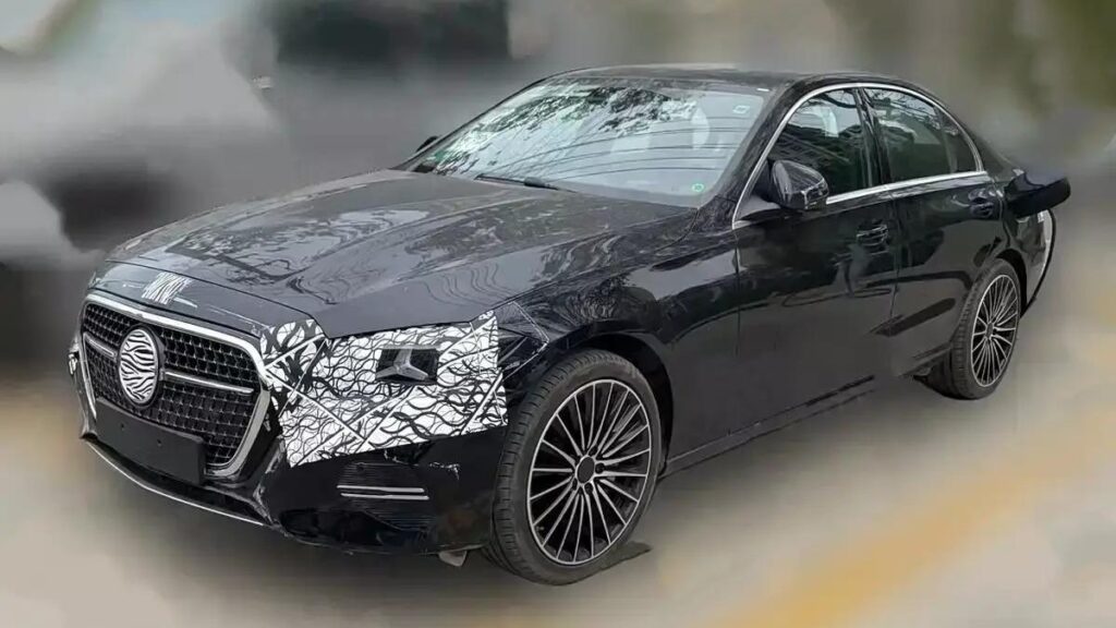 Mercedes-Benz C-Class 2027 lộ diện với lưới tản nhiệt khổng lồ, nội thất chưa chạy theo xu hướng tràn màn hình