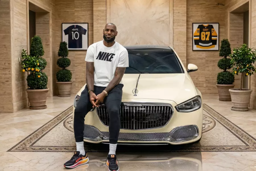 LeBron James và chiếc Mercedes-Maybach S-Class của mình