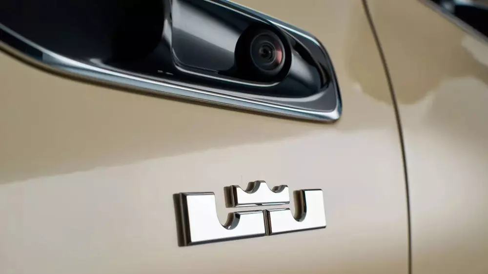 Logo LB được thay cho logo V12 trên chiếc Mercedes-Maybach S-Class