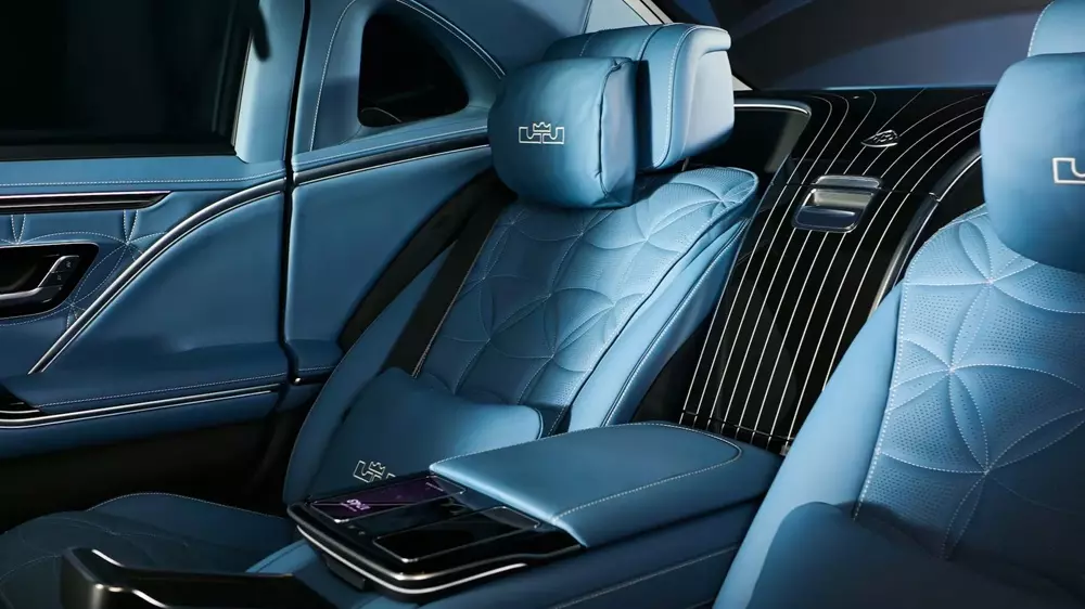 Trên ghế của chiếc Mercedes-Maybach S-Class là chỉ khâu màu trắng tương phản