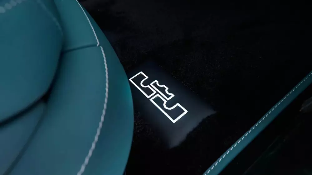 Bên trong chiếc Mercedes-Maybach S-Class cũng có logo LB ở nhiều vị trí