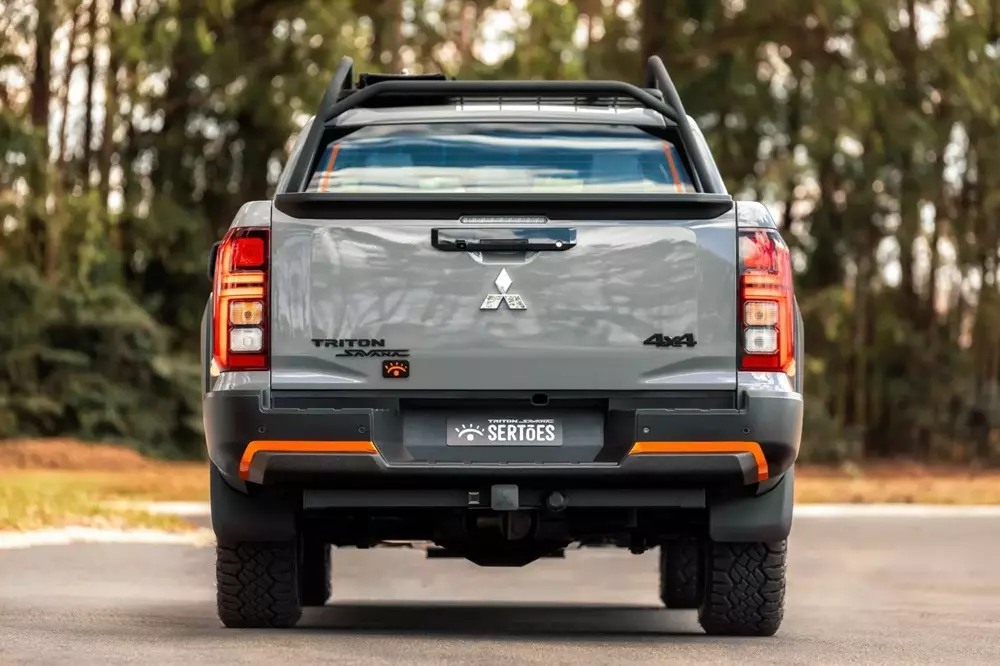 mitsubishi-triton-savana-sertoes-3-eb90 Ra mắt Mitsubishi Triton cứng cáp nhất từ trước đến nay với màu sơn xám xi-măng, giá không rẻ - Ảnh 3.