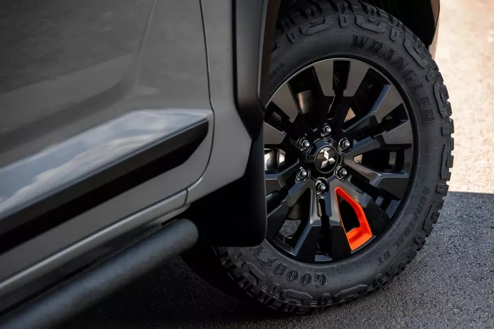 mitsubishi-triton-savana-sertoes-6-a9c8 Ra mắt Mitsubishi Triton cứng cáp nhất từ trước đến nay với màu sơn xám xi-măng, giá không rẻ - Ảnh 6.