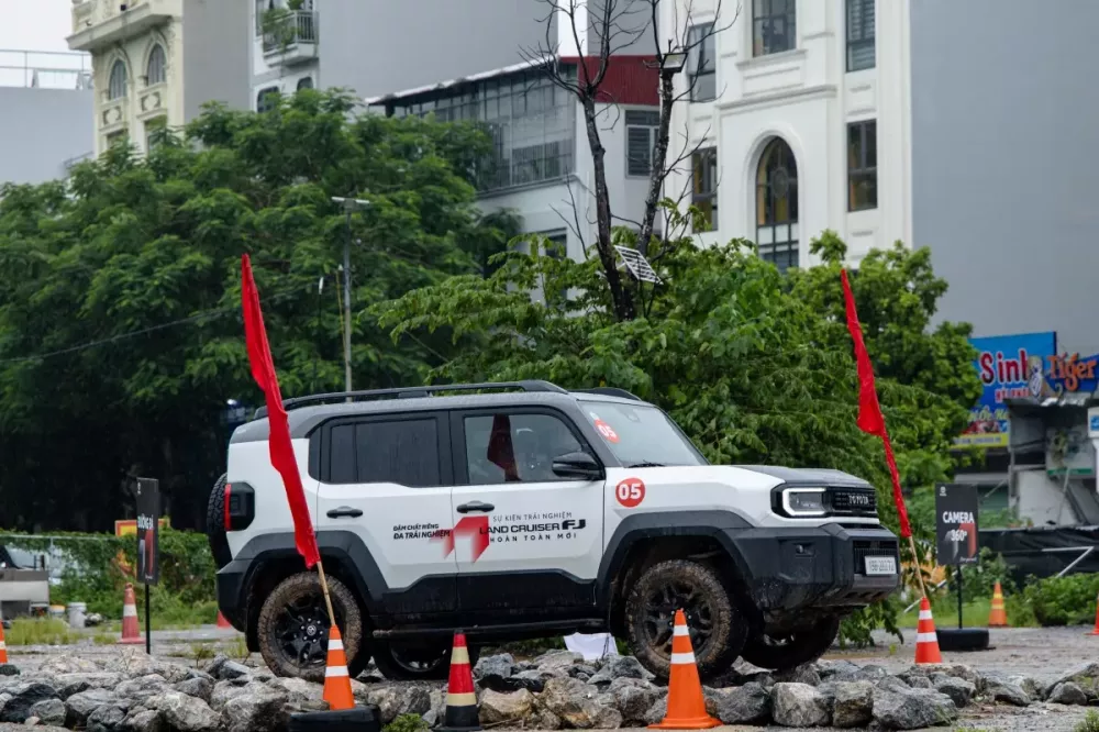 r3do2531-2aca Đánh giá Toyota Land Cruiser FJ 2026: SUV địa hình cá tính, danh có xứng với thực?- Ảnh 3.