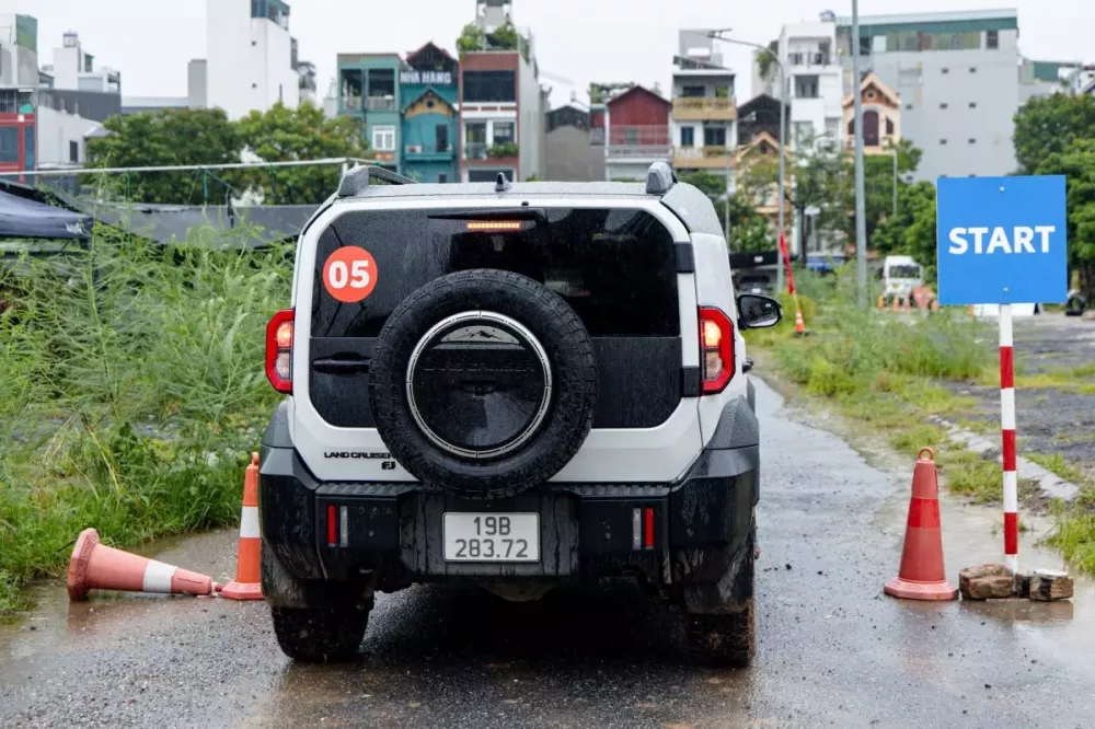 r3do2740-5cec Đánh giá Toyota Land Cruiser FJ 2026: SUV địa hình cá tính, danh có xứng với thực?- Ảnh 5.