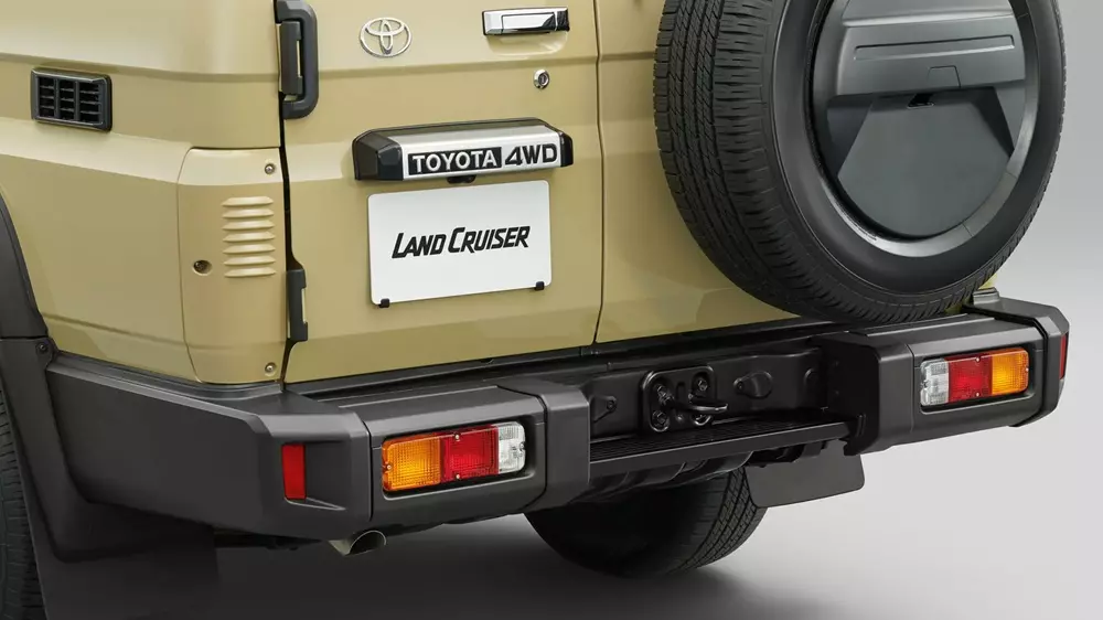 toyota-land-cruiser-70-series-1-f8de Đây là lý do Toyota Land Cruiser 70 Series bị che kín cụm đèn hậu - Ảnh 4.