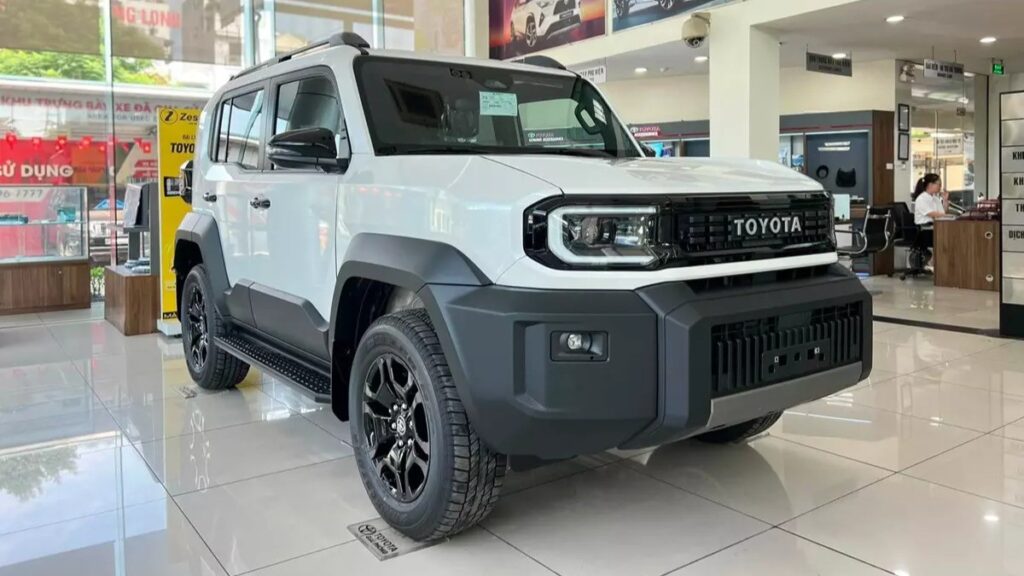 Khan hàng tại đại lý, Toyota Land Cruiser FJ bị “bán bia kèm lạc” tới 50 triệu đồng