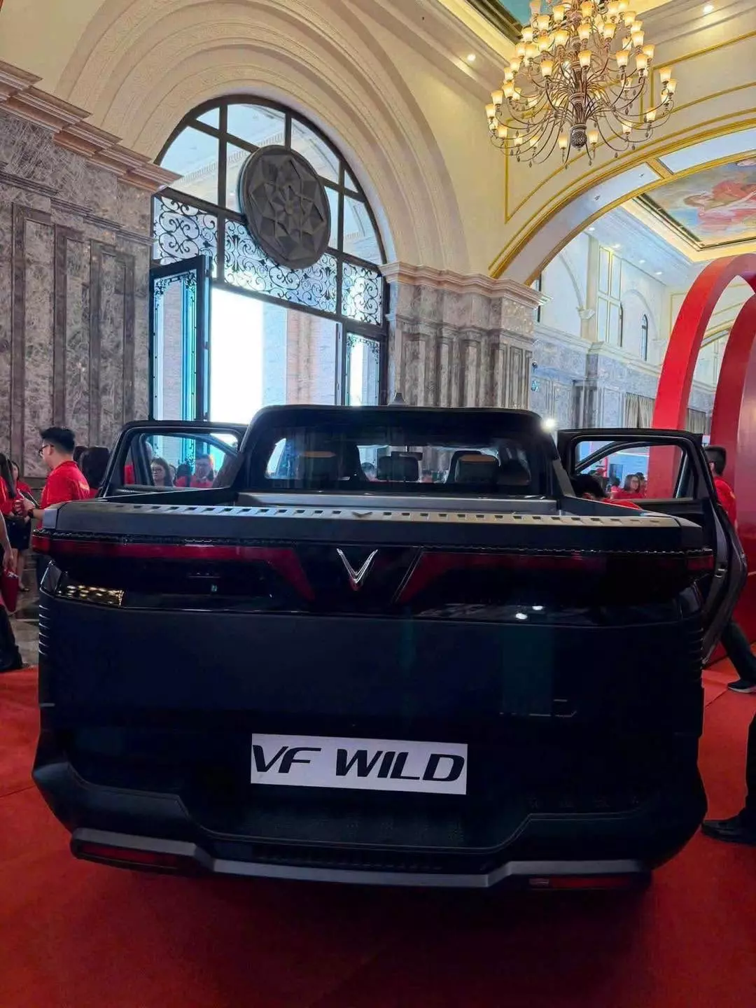 Phần đuôi xe VinFast VF Wild giữ nguyên các chi tiết thiết kế đặc trưng từ bản concept như cụm đèn hậu chữ "V" và cản sau hầm hố