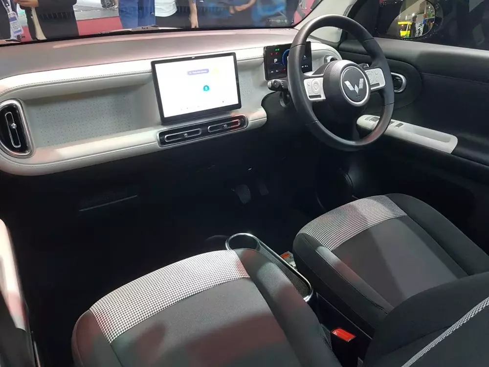 wuling-hongguang-mini-ev-2026-7-cd58 Khoang lái của Wuling Hongguang Mini EV 2026 bản cao cấp