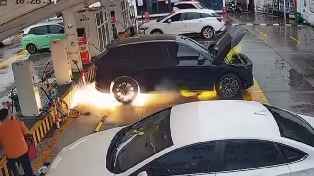 Zeekr 7X sắp bán ở Việt Nam bốc cháy tại trạm sạc, hãng lên tiếng giải thích - Ảnh 1.