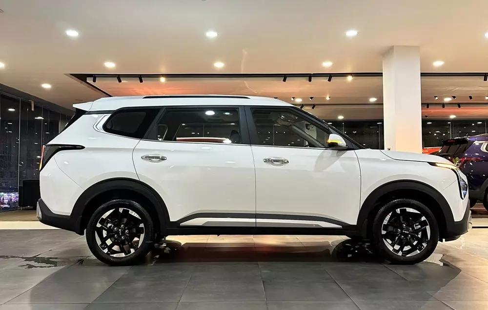 Ngắm hình ảnh "bằng xương, bằng thịt" của Kia Carens Clavis tại đại lý Việt: thiết kế mới, trang bị "xịn" hơn - Ảnh 2.