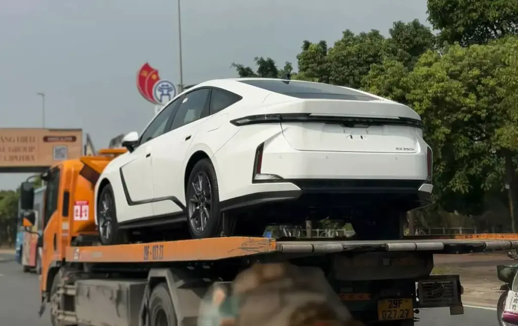 Lexus ES thế hệ mới xuất hiện trên đường phố Việt Nam, ra mắt vào tháng sau