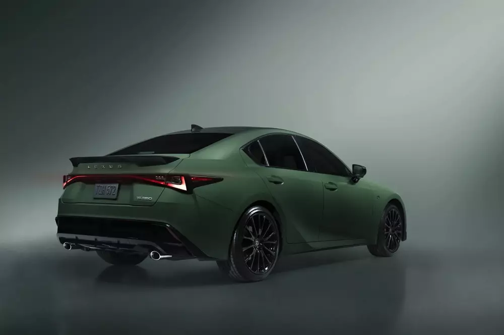 Lexus IS 2027 ra mắt với màu sơn xanh ấn tượng hơn, giới hạn đúng 350 xe - Ảnh 5.