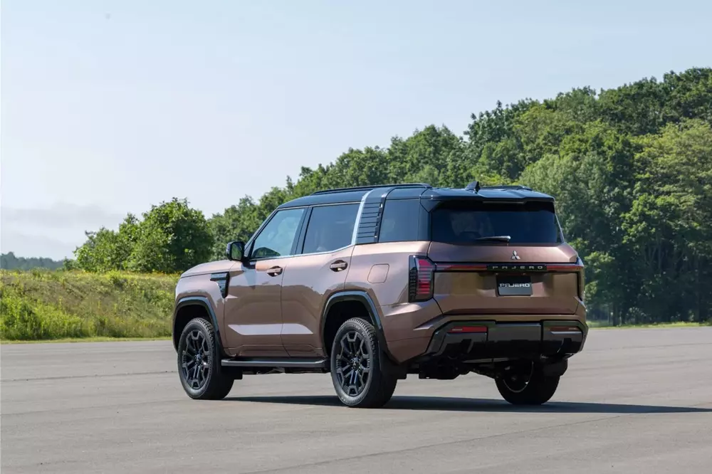 Mitsubishi Pajero 2027 được chốt giá, rẻ hơn đối thủ Toyota Land Cruiser Prado