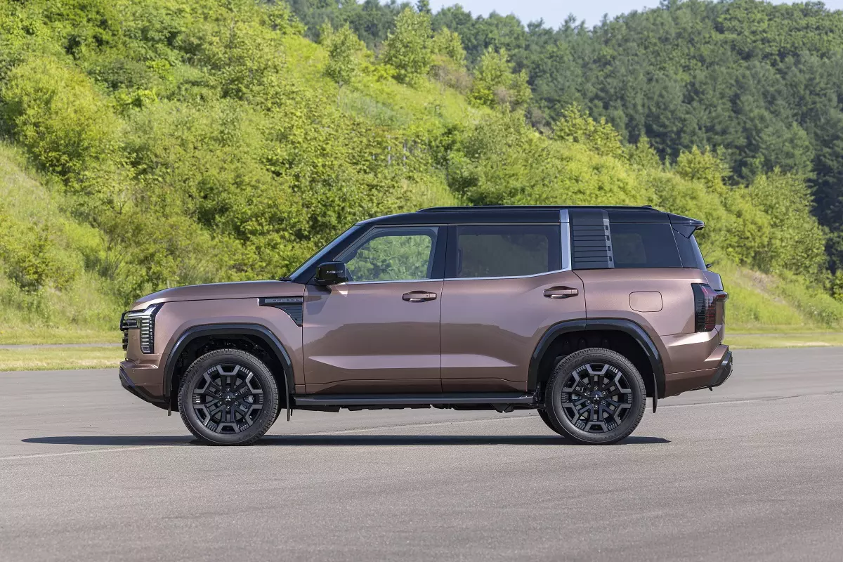 ngoai-that-h32-fe36 Pajero mới sử dụng khung gầm dạng thang độ cứng cao.