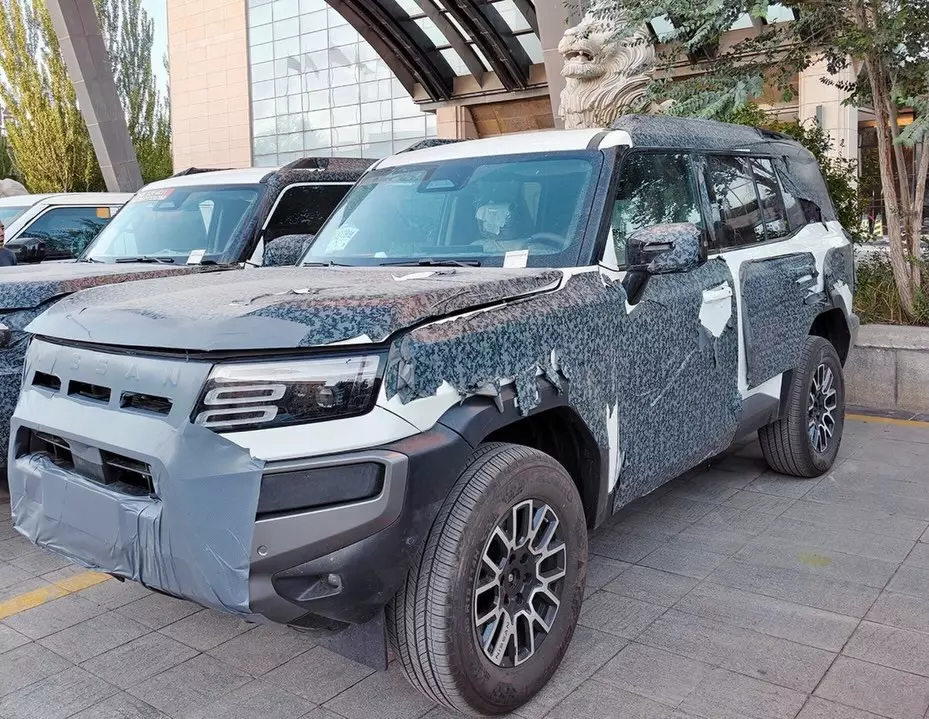 Nissan Terrano bắt gặp trên đường phố, sẽ bán tại Đông Nam Á như đối thủ của Toyota Fortuner - Ảnh 2.