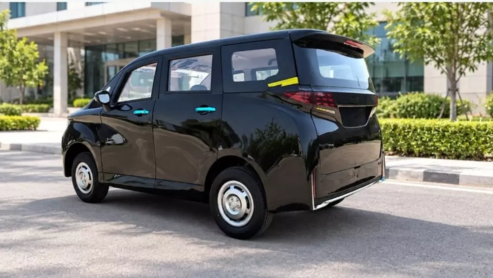 nora-metro-3-685b Thiết kế phía sau của Nora Metro lại giống Toyota Alphard.