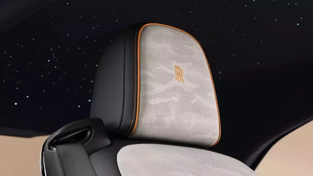 Hoa văn trên tựa đầu ghế của Rolls-Royce Spectre Series II