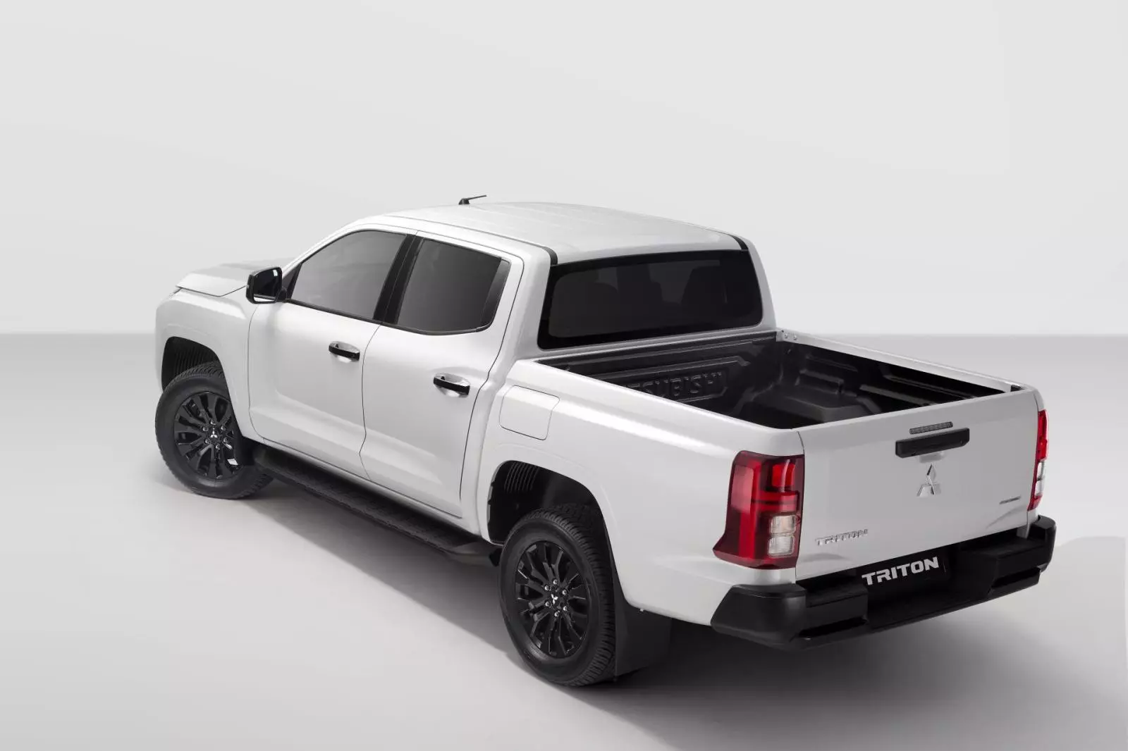 Mitsubishi Triton thêm bản hai cầu Premium, giá 782 triệu đồng - Ảnh 2.