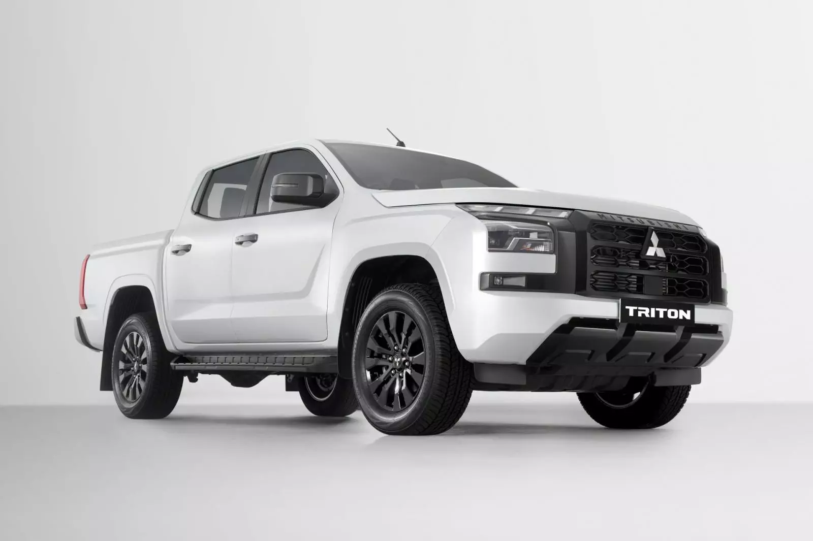 Mitsubishi Triton thêm bản hai cầu Premium, giá 782 triệu đồng - Ảnh 1.