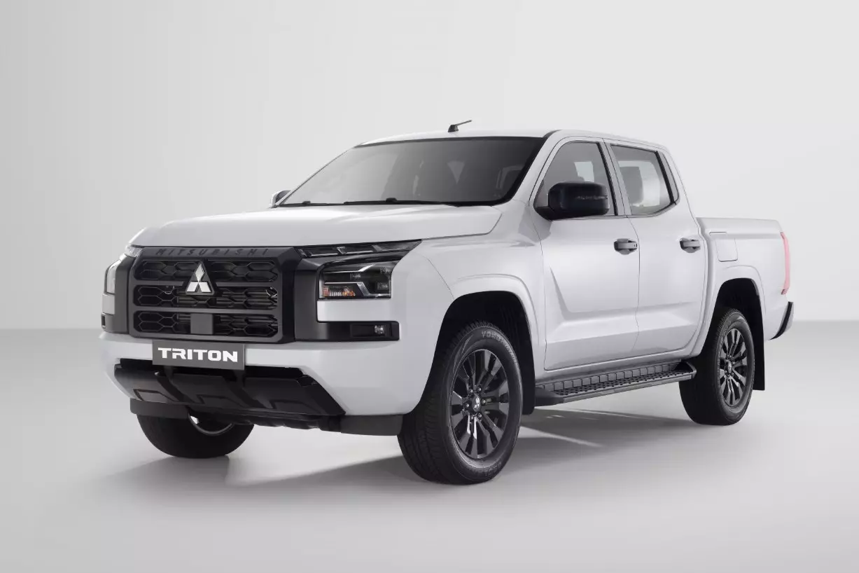 Mitsubishi Triton thêm bản hai cầu Premium, giá 782 triệu đồng - Ảnh 4.
