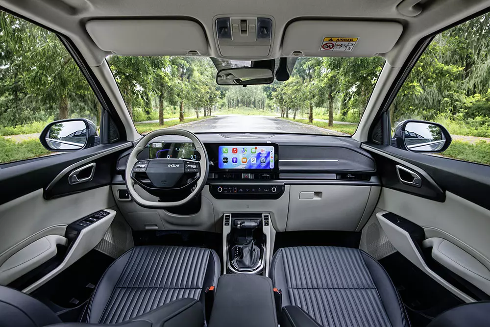 kia-carens-clavis-7-e5bd Kia Carens Clavis chính thức ra mắt Việt Nam, được định vị như bản cao cấp hơn của Carens, giá từ 639 triệu đồng - Ảnh 6.