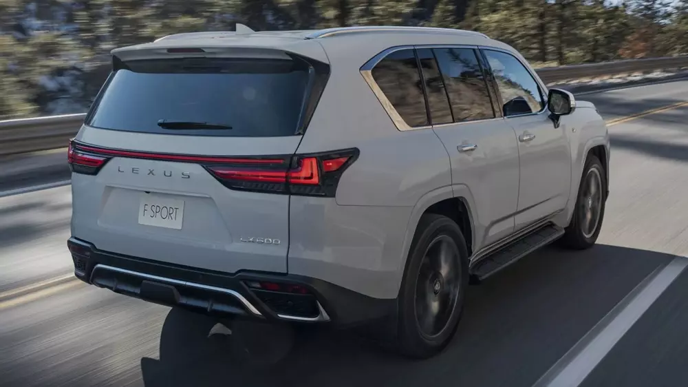 lexus-lx-2027-1-6846 Không có gì bất ngờ khi Lexus LX F Sport sở hữu thiết kế thể thao hơn các bản còn lại