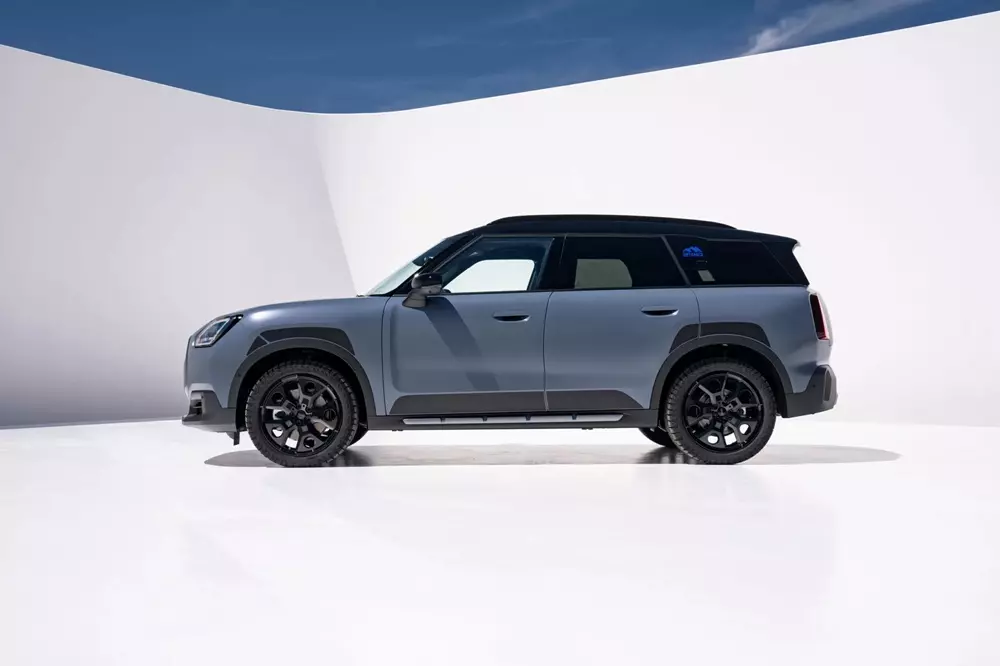 MINI Countryman Untamed Edition 2027 ra mắt với khoảng sáng gầm lớn hơn, trang bị sẵn lều nóc - Ảnh 2.