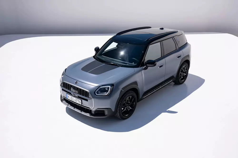 MINI Countryman Untamed Edition 2027 ra mắt với khoảng sáng gầm lớn hơn, trang bị sẵn lều nóc - Ảnh 3.