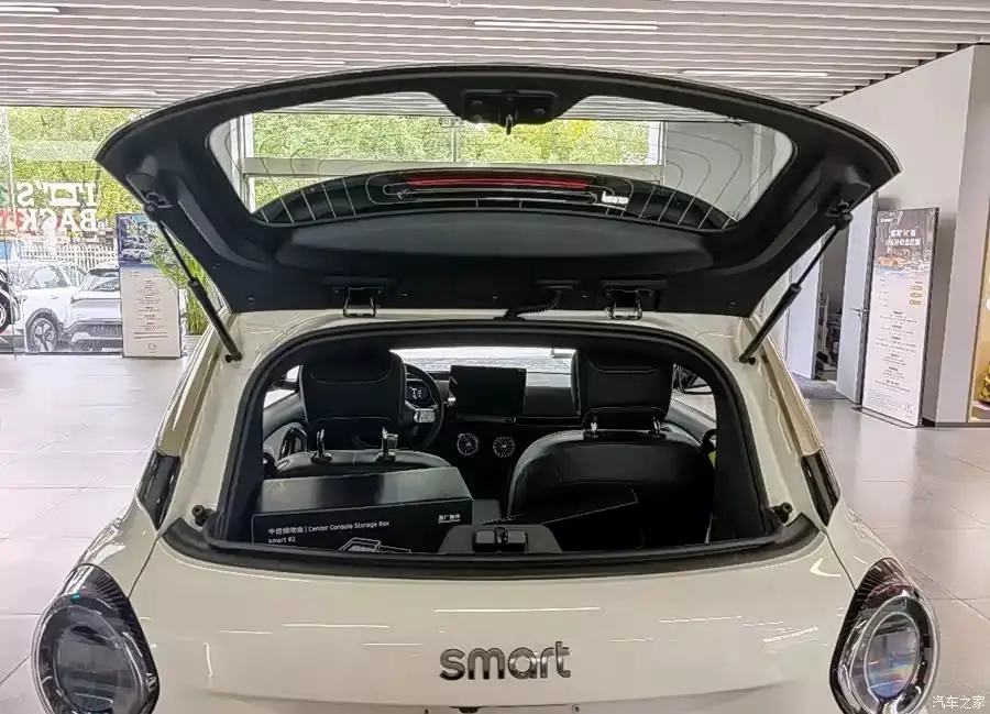 Smart #2 được trang bị cửa cốp chia thành 2 phần trên và dưới